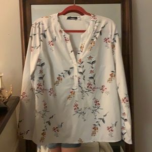 Light floral blouse with 3/4 neck button detail